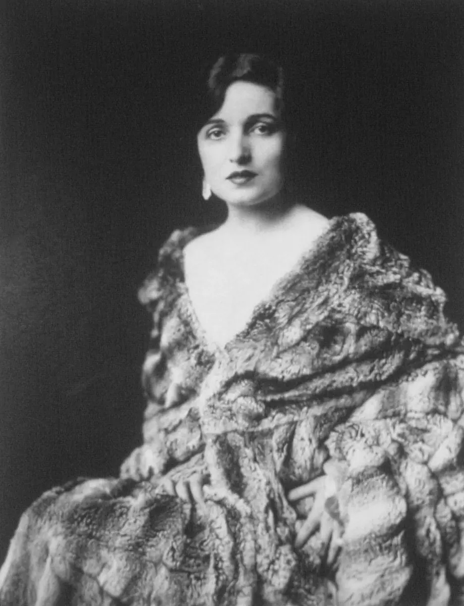 Portrait of Alice Joyce by Alfred Cheney Johnston, circa 1925. Public domain.