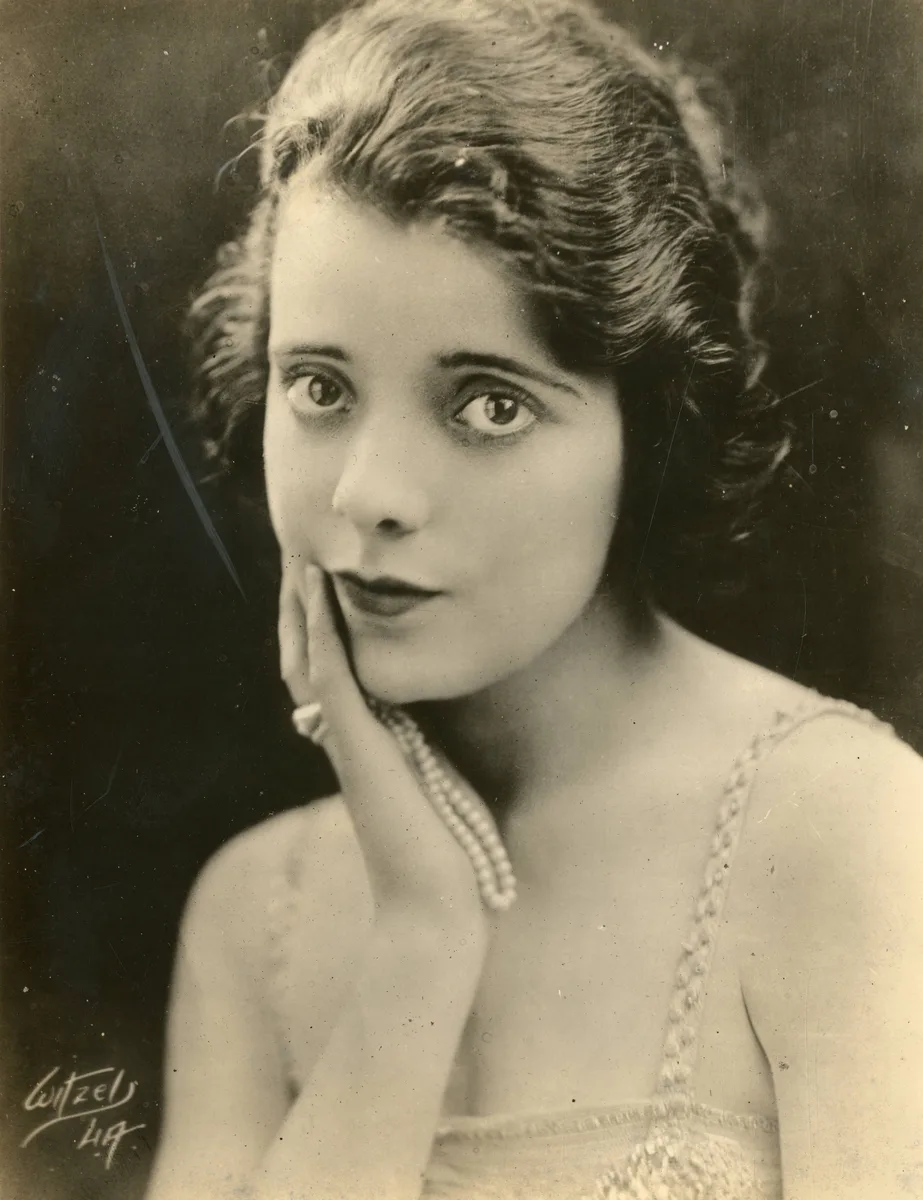 Alma Rubens, ca. 1920. Public domain.