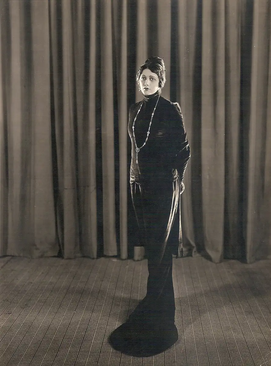 Barbara La Marr by Milton Brown, 1921. Public domain.
