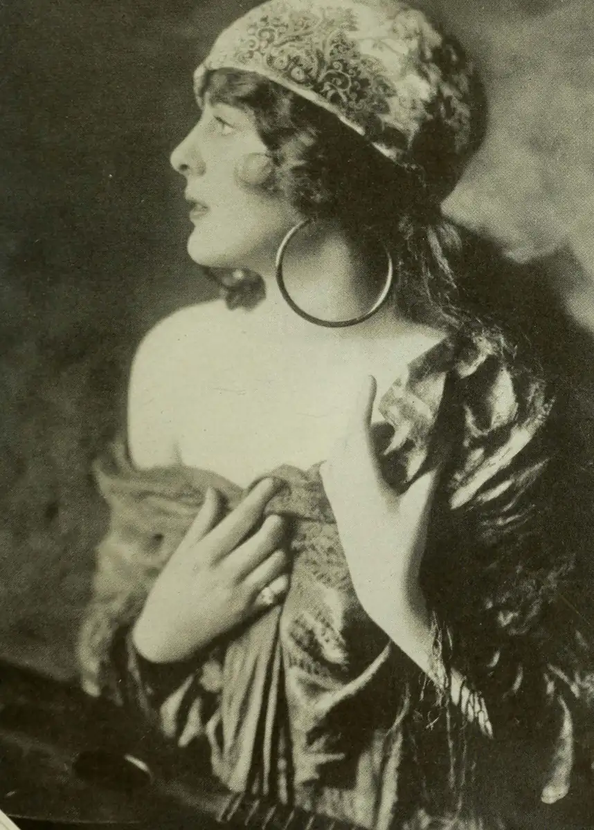 Portrait of Billie Dove by Alfred Cheney Johnston, 1923. Public domain.