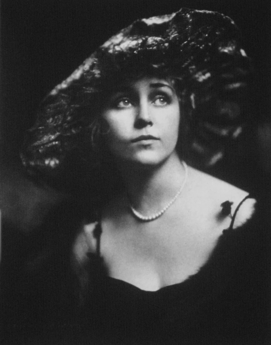 Portrait of Florence La Badie by Alfred Cheney Johnston, circa 1917. Public domain.