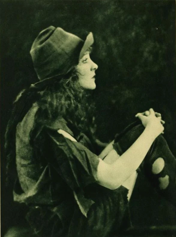 Portrait of Madge Bellamy by Alfred Cheney Johnston, 1921. Public domain.