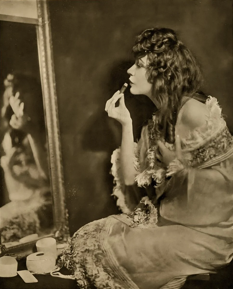 Portrait of Renée Adorée by Alfred Cheney Johnston, circa 1920. Public domain.