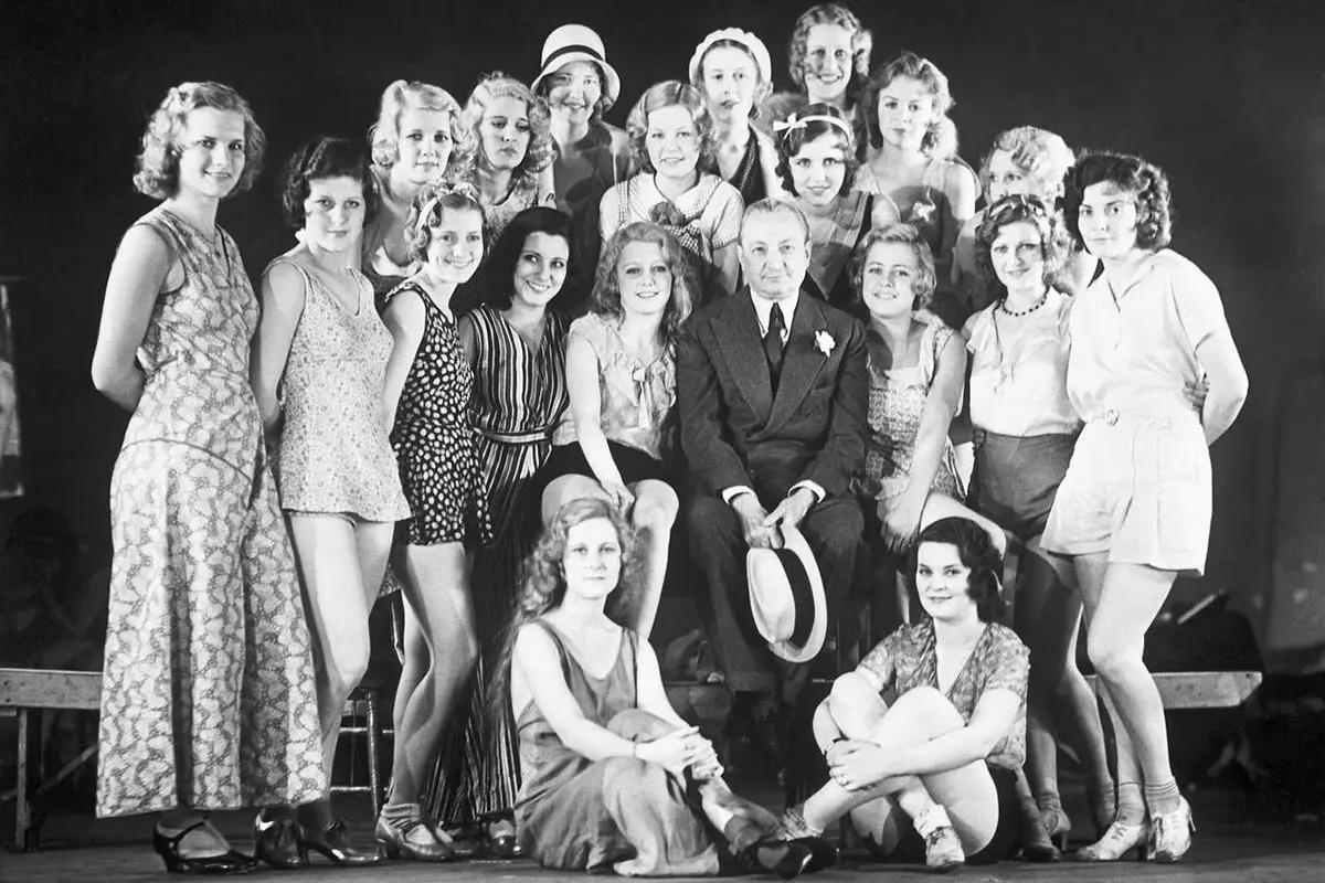 Florenz Ziegfeld Jr. with performers from the Ziegfeld Follies