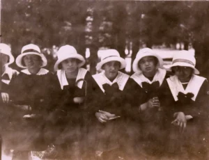 How old were flappers? Photo of Romanian schoolgirls, 1923. Public domain.